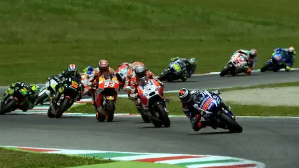 Alle sue spalle si infiamma la lotta per il secondo posto: a Marquez, Dovizioso e Iannone vanno ad aggiungersi Pedrosa e soprattutto Rossi, che cresce vistosamente dopo metà gara.