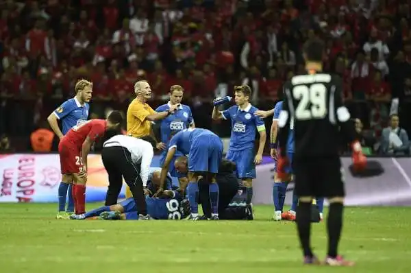 Paura per l'attaccante del Dnipro, accasciatosi al suolo dopo uno scontro aereo con Tremoulinas durante la finale di Europa League, vinta 3-2 dal Siviglia.