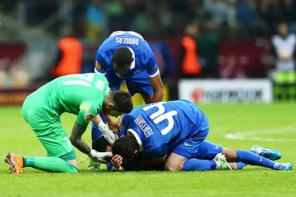 Paura per l'attaccante del Dnipro, accasciatosi al suolo dopo uno scontro aereo con Tremoulinas durante la finale di Europa League, vinta 3-2 dal Siviglia.