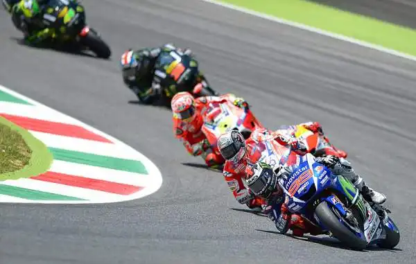 Lorenzo domina al Mugello, avvicinandosi in classifica generale al compagno di scuderia Valentino Rossi, giunto terzo al traguardo. Tra le due Yamaha la Ducati di un ottimo Iannone.