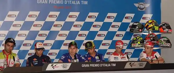 Dovizioso ha chiuso al comando la seconda tornata di prove facendo segnare il nuovo giro veloce della pista. A completare il podio virtuale ci sono Marquez e Lorenzo. Quarta laltra Ducati di Iannone,