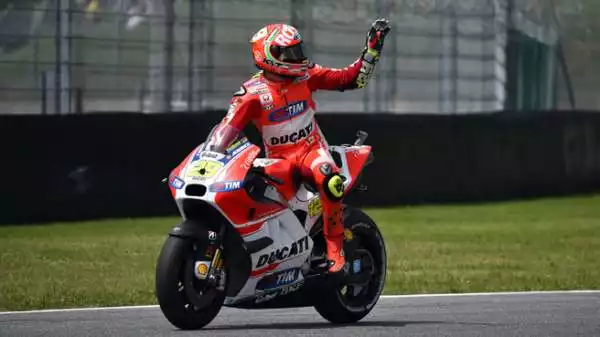 Prima pole di Iannone. Per il centauro della Ducati, imprendibile al Mugello, è la prima in MotoGP. 2° Lorenzo, 3° Dovizioso. Rossi arranca, è ottavo. Catastrofe Marquez.