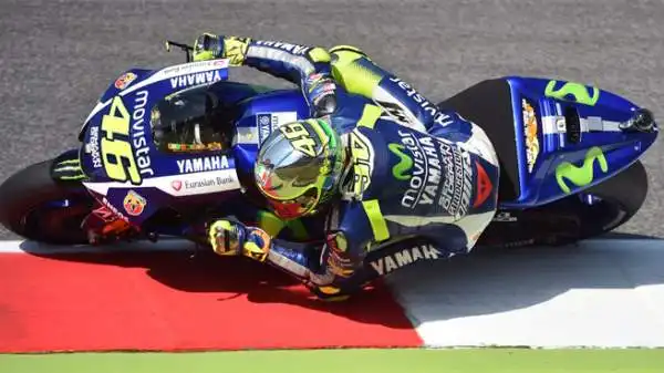 Prima pole di Iannone. Per il centauro della Ducati, imprendibile al Mugello, è la prima in MotoGP. 2° Lorenzo, 3° Dovizioso. Rossi arranca, è ottavo. Catastrofe Marquez.