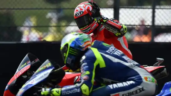 Prima pole di Iannone. Per il centauro della Ducati, imprendibile al Mugello, è la prima in MotoGP. 2° Lorenzo, 3° Dovizioso. Rossi arranca, è ottavo. Catastrofe Marquez.