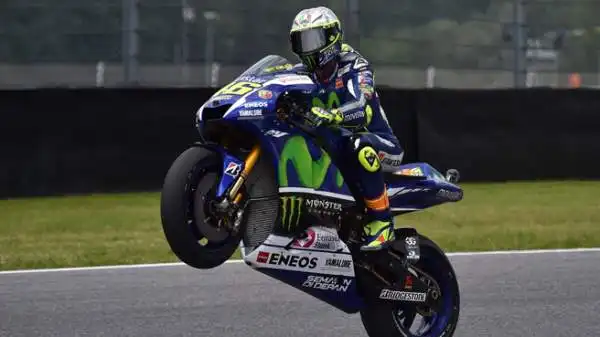 Prima pole di Iannone. Per il centauro della Ducati, imprendibile al Mugello, è la prima in MotoGP. 2° Lorenzo, 3° Dovizioso. Rossi arranca, è ottavo. Catastrofe Marquez.