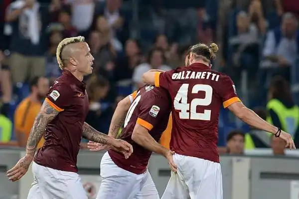 Nel primo tempo Spolli regala un rigore che Vazquez trasforma per il vantaggio rosanero. Nella ripresa Totti pareggia i conti con un tocco morbido ma nel finale Belotti segna il definitivo 2-1.