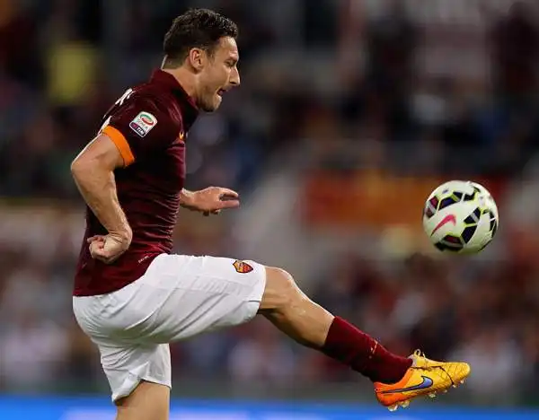 Roma-Palermo 1-2. Totti 6. Non una grande partita, ma un altro gol che entra nella sua personale collezione di perle. E sono 299 con la maglia della Roma.