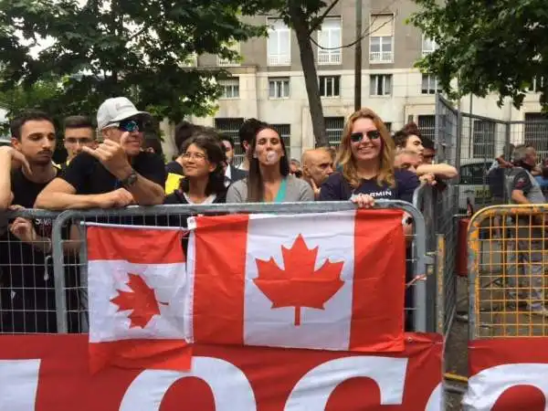 Alcuni canadesi arrivati per incitare il capitano della Cannondale-Garmin, Ryder Hesjedal, vincitore del Giro d'Italia 2012.