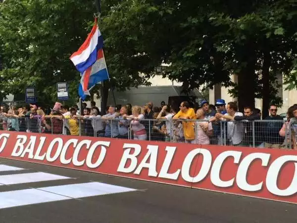 Unanziana coppia olandese sventola ben due bandiere dei Paesi Bassi: Siamo qui per visitare Milano e vedere il Giro. Tifiamo per Hofland, Kruijswijk e in generale tutti i ciclisti nostri connazional