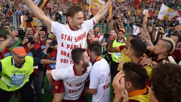 C'era una volta il "Ti ho purgato ancora". Totti ha di nuovo preso di mira la Lazio 16 anni dopo. La Roma ha vinto il derby ed è certa del secondo posto. E per l'occasione ecco una nuova t-shirt...