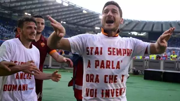 C'era una volta il "Ti ho purgato ancora". Totti ha di nuovo preso di mira la Lazio 16 anni dopo. La Roma ha vinto il derby ed è certa del secondo posto. E per l'occasione ecco una nuova t-shirt...