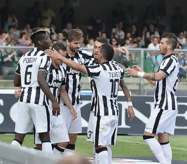 I bianconeri pareggiano al Bentegodi. Tevez sbaglia un rigore, Toni ancora a segno e a un passo dal titolo di capocannoniere. Di Llorente, Pereyra e Junaito Gomez gli altri gol del match.