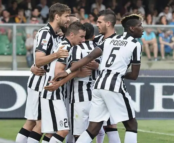 I bianconeri pareggiano al Bentegodi. Tevez sbaglia un rigore, Toni ancora a segno e a un passo dal titolo di capocannoniere. Di Llorente, Pereyra e Junaito Gomez gli altri gol del match.