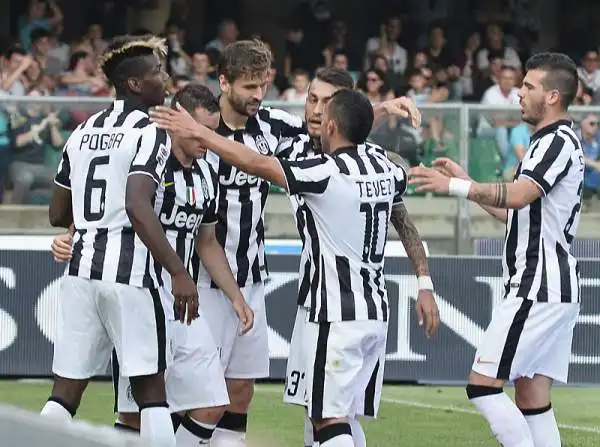 I bianconeri pareggiano al Bentegodi. Tevez sbaglia un rigore, Toni ancora a segno e a un passo dal titolo di capocannoniere. Di Llorente, Pereyra e Junaito Gomez gli altri gol del match.