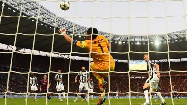 L'azione è partita da Suarez, che ha servito all'indietro per Dani Alves. Immediato il tiro del brasiliano, che ha esaltato l'istinto, la tecnica, i riflessi e la lucidità del capitano della Juventus.