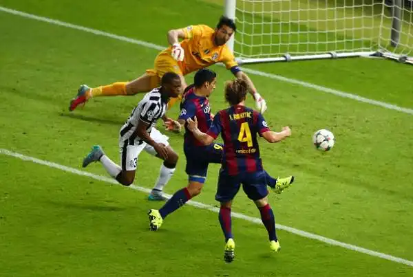 Evra 6. Mette la sua esperienza al servizio della Juventus. Ma non fa in tempo a impedire a Suarez di segnare il gol del 2-1.