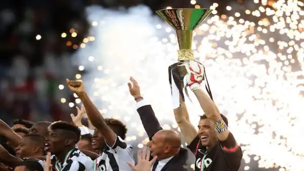 In questa stagione la Juventus ha vinto lo Scudetto e la Coppa Italia. Le Champions League alzate al cielo sono due: la prima nel 1984-1985 e la seconda nel 1995-1996.