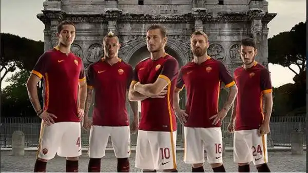 Chiusa la stagione con un secondo posto in classifica che vuol dire qualificazione automatica alla prossima Champions League, la Roma ha presentato le nuove maglie per la stagione 2015/2016.