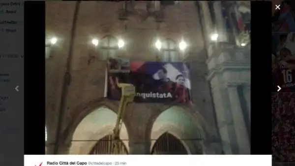 Anche alle finestre del Municipio appare uno striscione rossoblu con la scritta: "ConquistatA".