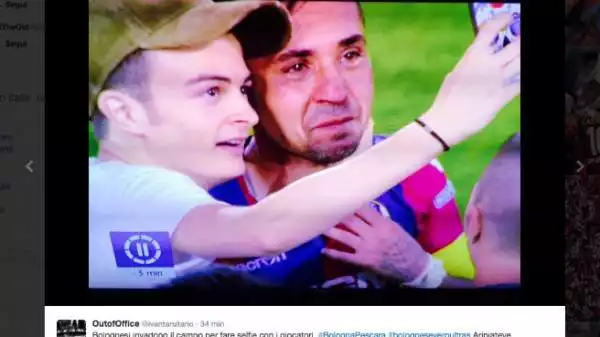 Alcuni fermano i calciatori, molti dei quali in lacrime (come Matuzalem, Casarini e Oikonomou), per scattarsi un selfie insieme.