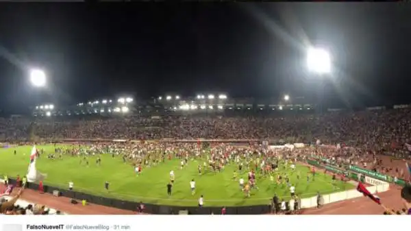 Al Dall'Ara i tifosi invadono il campo pacificamente per darsi alla pazza gioia insieme ai propri beniamini.