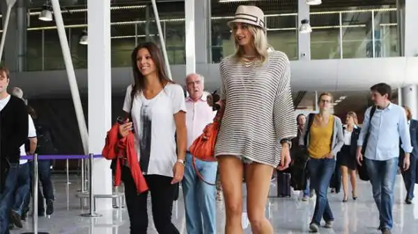 La modella e conduttrice tedesca è fidanzata con il nuovo acquisto della Juventus dal lontano 2011. Lena è la vincitrice della prima edizione del reality show "Germany's Next Topmodel".