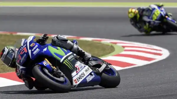 In quattro giri Rossi sale fino al secondo posto, mentre Marquez cade rovinosamente a terra dopo aver sbagliato una staccata quando cercava di passare Lorenzo.