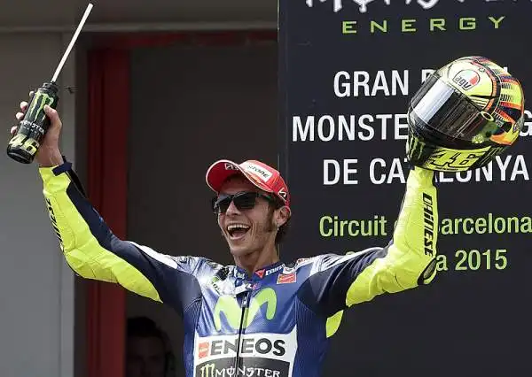 Jorge Lorenzo vince a Barcellona davanti al pubblico amico e conquista la quarta vittoria consecutiva nel Mondiale di MotoGp. Secondo Rossi davanti a Dani Pedrosa.