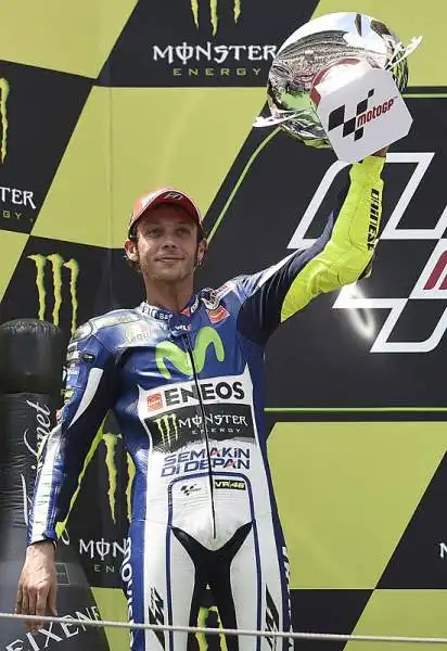Jorge Lorenzo vince a Barcellona davanti al pubblico amico e conquista la quarta vittoria consecutiva nel Mondiale di MotoGp. Secondo Rossi davanti a Dani Pedrosa.