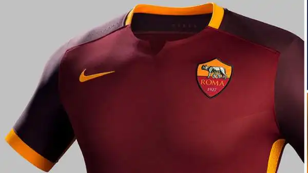 Per la prima volta, le personalizzazioni sul retro della maglia dellAS Roma contengono un tributo grafico alle celebri meraviglie architettoniche della Capitale italiana.
