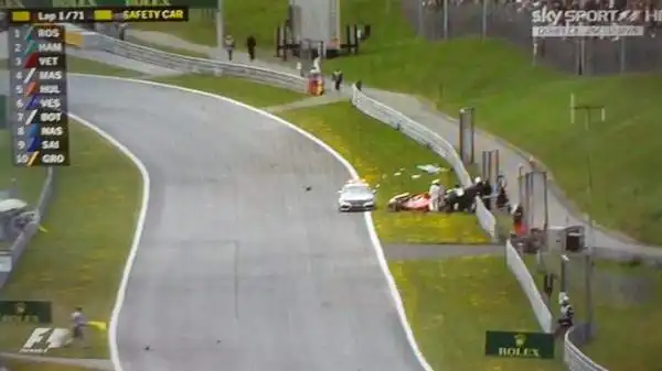 In quel momento in testa si trovava Nico Rosberg, davanti a Lewis Hamilton e l'altra Ferrari, quella di Sebastian Vettel.