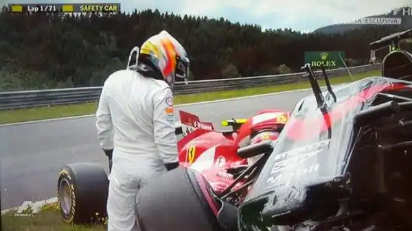 Il primo a uscire dalla macchina è stato Fernando Alonso, che subito è andato a sincerarsi sulle condizioni dell'ex compagno di team.