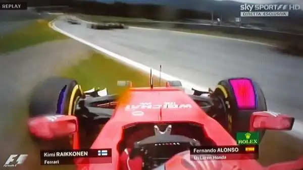 Questo il momento in cui la sua Ferrari ha perso il controllo. L'immagine non aiuta a capire cosa accada dietro la Rossa di Maranello.