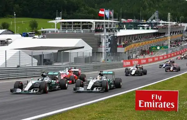 Vince Rosberg, paura per Raikkonen. Il tedesco trionfa in Austria approfittando di una penalità ad Hamilton. Beffato Vettel da un problema al pit stop: quarto dietro Massa.