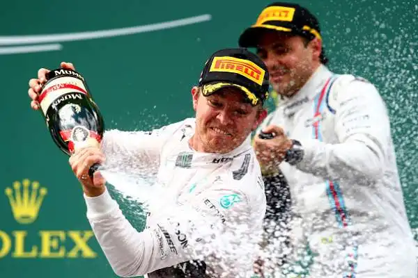 Vince Rosberg, paura per Raikkonen. Il tedesco trionfa in Austria approfittando di una penalità ad Hamilton. Beffato Vettel da un problema al pit stop: quarto dietro Massa.