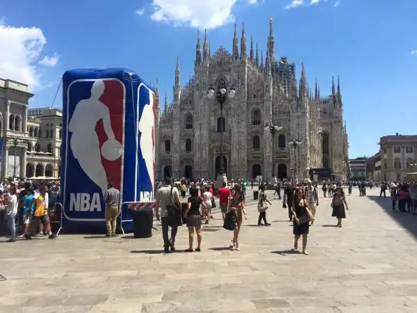 Il 20 e 21 giugno la Nba è tornata a Milano, in piazza del Duomo, con attività interattive legate alla pallacanestro per i fan di tutte le età. Presente anche la leggenda Horace Grant.