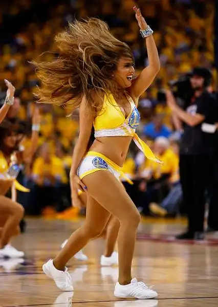 Anche durante questa splendida serie finale NBA tra i Cavaliers di LeBron James e i Warriors di Curry non sono mancate le acrobazie delle bellissime cheerleaders americane.
