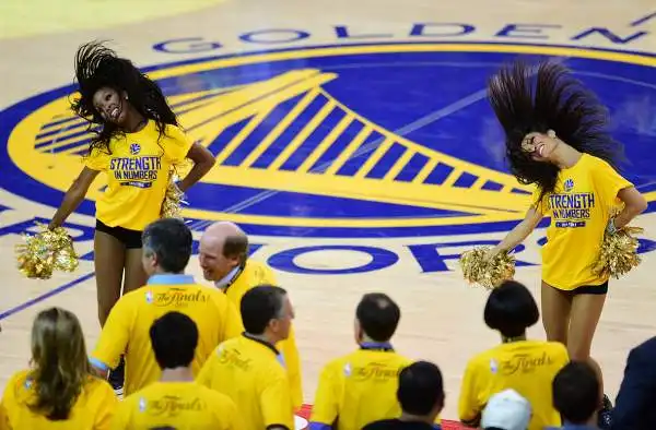 Anche durante questa splendida serie finale NBA tra i Cavaliers di LeBron James e i Warriors di Curry non sono mancate le acrobazie delle bellissime cheerleaders americane.
