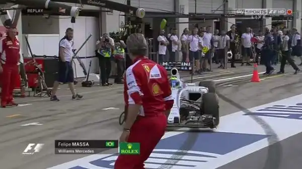 La Ferrari di Sebastian Vettel si era infatti appena fermata lungo il tracciato di Zeltweg in fumo. Probabile un problema alla trasmissione.
