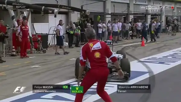 Peccato che proprio in quel momento stesse uscendo dai box Felipe Massa con la sua Williams, sfiorando pericolosissimamente lo stesso Arrivabene.