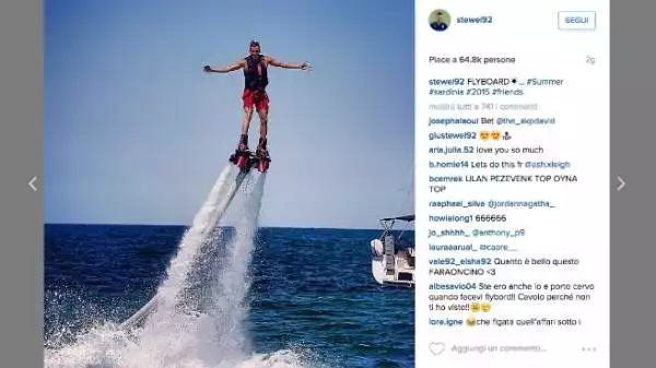 In vacanza con gli amici in Sardegna, Stephan El Shaarawy non rinuncia all'adrenalina e si cimenta con il flyboard.