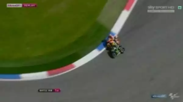 All'ultima chicane prima del traguardo di Assen, Marquez all'interno tira una sportellata a Rossi, che va dritto, taglia la curva e vince.