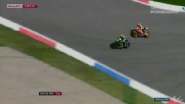 All'ultima chicane prima del traguardo di Assen, Marquez all'interno tira una sportellata a Rossi, che va dritto, taglia la curva e vince.