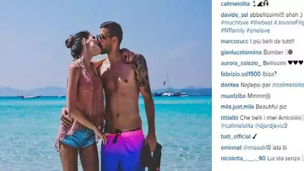 Svonja Jovana, direttamente da Ibiza, pubblica una foto sul suo profilo Instagram. L'immagine la ritrae con il marito, Philipp Djordjevic, davanti a un mare cristallino.