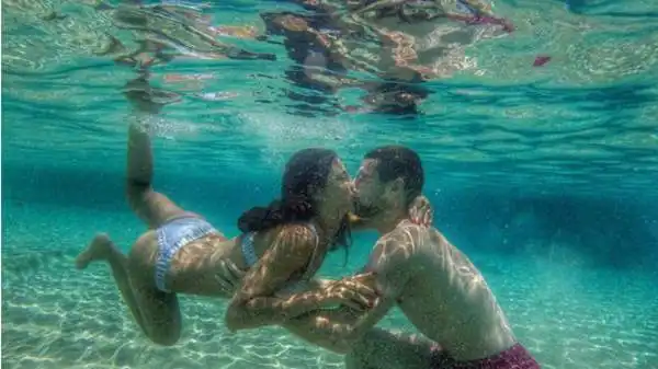 Mattia Destro e Ludovica hanno scelto Mykonos: nella foto, si ammirano le effusioni subacquee della coppia.