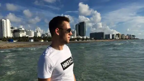 Stefan de Vrij pubblica una foto su Twitter, mentre osserva l'orizzonte a Miami Beach.