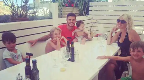 Non poteva mancare la coppia più "social" di tutte: ecco Wanda Nara e Mauro Icardi, a Ibiza con la famiglia al completo.