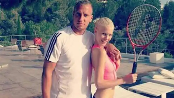 Ibiza è la meta più in voga tra i calciatori.
Ecco Maxi Lopez, in procinto di giocare a tennis con la sua compagna, Daniela.
