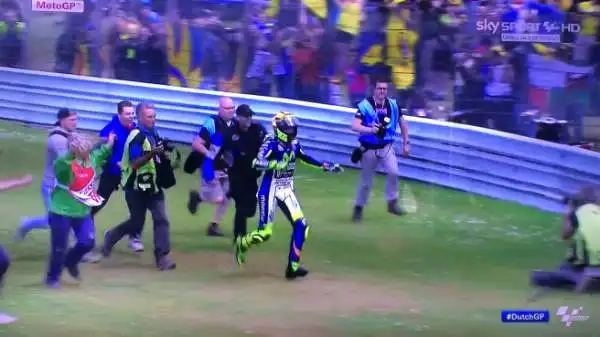 Tagliato il traguardo di Assen (per primo nonostante le sportellate con Marquez), Rossi corre sotto ai propri tifosi ed esulta con tanto di capriola.