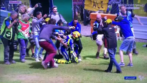 Tagliato il traguardo di Assen (per primo nonostante le sportellate con Marquez), Rossi corre sotto ai propri tifosi ed esulta con tanto di capriola.